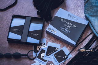 Vi presenterar Sex Memory Game Gay Couples, designat för homosexuella manliga par. Njut av en elegant låda med livfulla kort och lockande tillbehör för en minnesvärd och lekfull upplevelse med din partner.