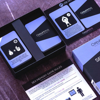 Den eleganta lådan, märkt OpenMity och med en lekfull blå och svart design, innehåller kortspelet Förspel med instruktioner. Det är perfekt för homosexuella par som söker nöje och anslutning genom lek.