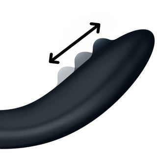 Illustration av ett strukturerat, böjt föremål som visar funktionen Satisfyer Rrrolling Pleasure Black med en dubbelhövdad pil för att indikera rörelse.