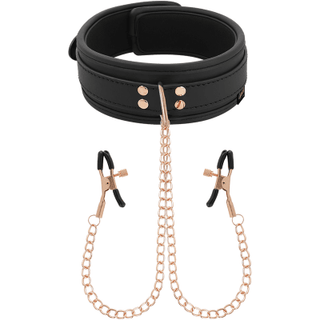 Halsband Med Bröstklämmor Coquette, en svart bondage-krage med guldkedjor och klämmor, är elegant utställd mot en vit bakgrund, perfekt för coquette-bondage-scenarier.