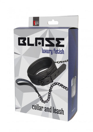 Förpackningen för den justerbara "Bdsm Halsband Med Koppel - Blaze" i svart har en geometrisk designbakgrund och är märkt som BLASE lyxfetisch, som erbjuder stil och mångsidighet.