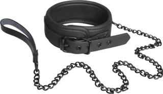 Bdsm Halsband Med Koppel - Blaze erbjuder sofistikering och intriger med sin svarta läderkrage och metallkedja. Detta BDSM-halsband kombinerar en elegant design med hållbarhet, perfekt för dem som söker en justerbar upplevelse.