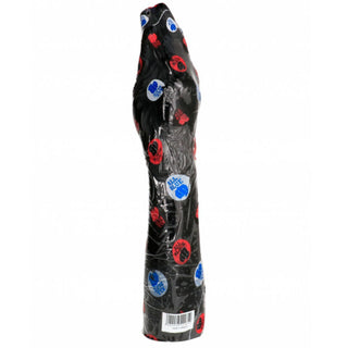 Fisting - All Black 40 cm" kommer elegant insvept i elegant svart folie, med levande röda och blå märken som ger en touch av mystik.