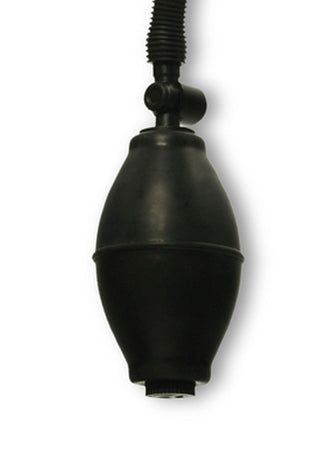 Fetish Fantasy Vaginapump är en elegant svart manuell luftpump med en glödlampa med en ansluten slang, designad för högintensiv sug mot en orörd vit bakgrund.