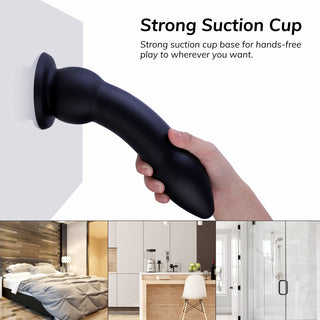 Hismith 10-tums dildo, ett elegant svart böjt föremål med en sugkopp gjord av premium silikon, klamrar sig fast vid väggarna i bilder som visar dess mångsidighet i sovrummet, köket och badrummet.