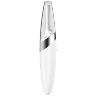 Satisfyer Twirling Delight Vibrator är en vit och silver enhet med en elegant, långsträckt design, med en liten knapp på sidan och tillverkad av medicinskt silikon.