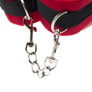 Närbild av Ohmama 5-delade Bondage-set med röda och svarta vadderade manschetter, en silverkedja och metallklämmor, perfekt för fetischfantasier.