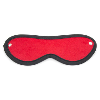 Ohmama 5-delade Bondage-set har en röd sovmask med svarta detaljer och metallnubbar på sidorna, vilket ger ett spännande tillbehör som kompletterar alla bondage-set.