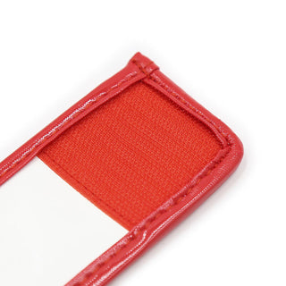 Närbild av en röd tyglapp med en blank kant från Ohmama 3-delade Nurse Bondage Set. Den har sydda kanter och en vit sektion i botten, med subtil tygstruktur – perfekt för att förbättra rollspel.