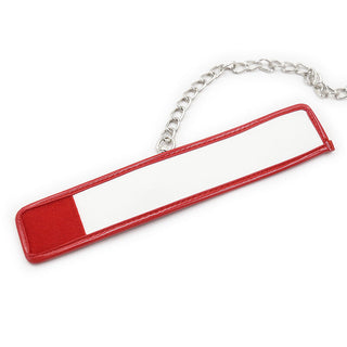 Ohmama 3-delade Nurse Bondage Set har en röd och vit paddel med en silverkedja, vackert visad på en vanlig vit bakgrund.