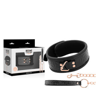 Ett svart BDSM-halsband av veganskt läder, med ett roséguldspänne och kedja, visas elegant med sin förpackning. Boxen visar en bild av kragen och kedjan, som framhäver varumärket "BEGME" och produkttiteln: "BegMe Halsband Med Koppel.