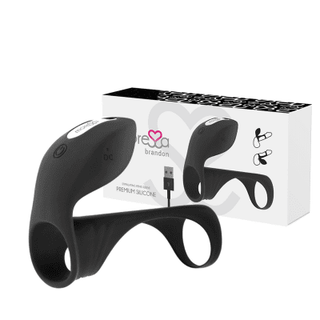 En bild av Moressa Brandon Penissleeve, en elegant bärbar svart silikon som liknar en högteknologisk cockring, med en ergonomisk design med dubbla loopar och USB-laddningskabel. Förpackningen visar tydligt varumärket och produktdetaljerna.