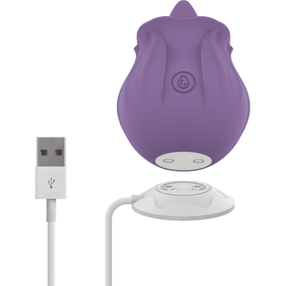 Intense Violet Klitoris Tungvibrator, formad som en ros och uppladdningsbar, inkluderar en USB-kabel och laddningsbas.