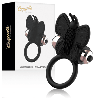 Coquette Chick Desire Penisring har en svart silikonfjärilsformad design med kraftfulla vibrationer och kommer i en elegant förpackningslåda, som utlovar en oförglömlig upplevelse.