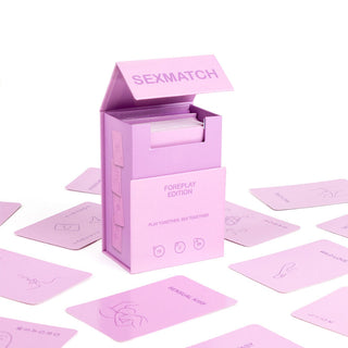En rosa låda märkt SexMatch Förspelsspel för Par från SecretPlay, med matchande kortspel för par-kort lekfullt spridda runt.