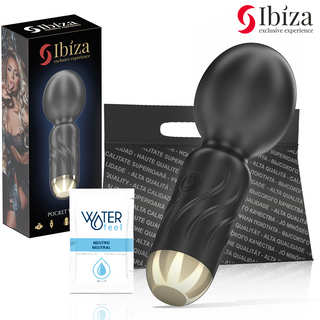Ibiza Pocket Wand Vibrator i svart, inkluderar förpackning, en presentpåse och en Waterfeel-påse - allt med Ibizas varumärke synligt i bakgrunden.