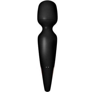 Satisfyer Wand Erland Svart är en handhållen massageapparat med rundat huvud, avsmalnande handtag och kraftfull vibrationsapparat, mot en vit bakgrund.