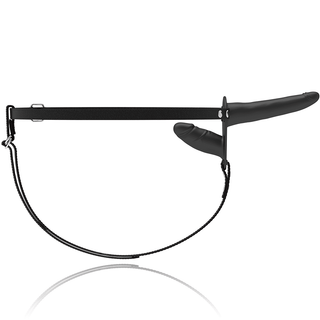 Fetish Submissive Harness, en svart strap-on med dubbla ändar gjord av hypoallergen medicinsk silikon, erbjuder en justerbar passform. Perfekt för dubbelpenetrationsentusiaster, den är elegant utställd mot en vit bakgrund.