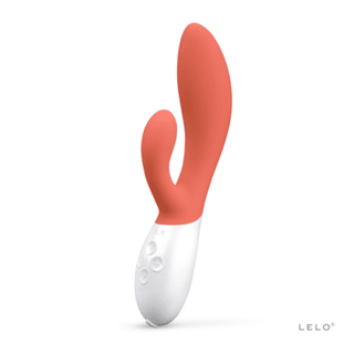 LELO Ina 3 är en röd och vit dubbelverkande kaninvibrator med ergonomisk design och handtagsknappar, inställda mot en orörd vit bakgrund.