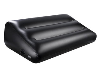 Dark Magic Uppblåsbar Sexpillow är en svart uppblåsbar kilformad kudde med en luftventil, visad mot en vit bakgrund.
