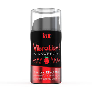Den svarta flaskan med "Intt Vibration Orgasmgel" har ett genomskinligt lock, med etiketten med röd och vit text och en söt jordgubbsillustration. Produktbeskrivningen är tillgänglig på flera språk för användarens bekvämlighet.