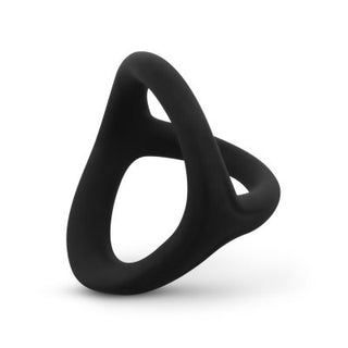 En elegant svart geometrisk skulptur med sammanflätade trianglar på vitt liknar den moderna estetiken hos Flexibel Silikon Pung & Penisring-tillbehöret.