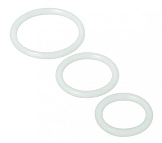 Ett set som heter Penisring Clear 3-Pack, tillverkat av silikon, med tre genomskinliga vita ringar i olika storlekar arrangerade i fallande ordning.