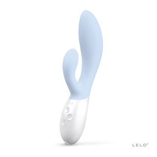Den personliga massageapparaten LELO Ina 3 är ljusblå och vit, ergonomiskt utformad med två flexibla förlängningar för dubbel stimulering och inkluderar knappkontroller.
