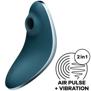 Vi presenterar Satisfyer Vulva Lover, en blågrön och silver handhållen enhet med dubbel Air Pulse vibratorteknologi.
