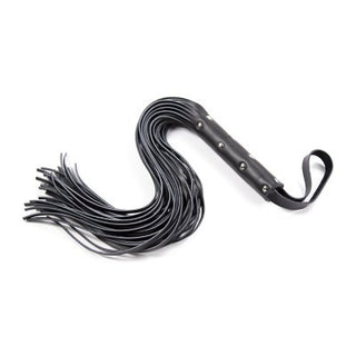 AdoreYou Lång Sexpiska, en svart läderflogger med ett dubbat handtag och flera svansar, utstrålar elegans och spänning mot en orörd vit bakgrund.