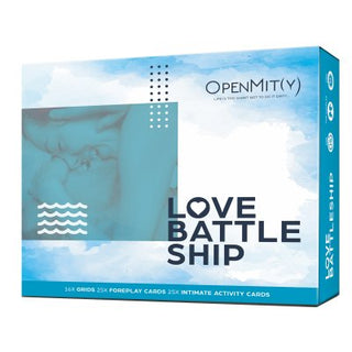 Boxen Love Battle Ship Intimitetsspel har en blåtonad bild av ett omfamnande par. Den innehåller 16x rutnät, 25x förspelskort och 25x intima aktivitetskort för ökad intimitet. OpenMitys varumärke sticker ut i toppen.