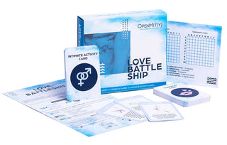 Bilden visar Love Battle Ship Intimitetsspel, ett romantiskt kortspelset med en ruta, resultattavla, regelblad och symbol-/textkort. Dess blå och vita design förstärker intimiteten i denna fängslande spelupplevelse.