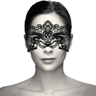 På en maskeradfest utstrålar en kvinna elegans i en Snygg Lace Mask - Coquette, vackert fångad i svart och vitt - ett typiskt ögonblick.