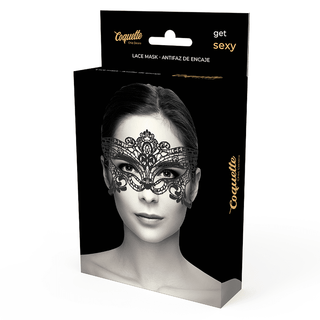 Förpackningen "Snygg Lace Mask - Coquette" visar en fängslande bild av en modell i en "maskerad fest"-anda, prydd med en utsmyckad svart spetsmask mot en mörk bakgrund. Denna eleganta design lägger till mystik och lockelse, vilket gör den idealisk för din nästa förtrollande kväll.