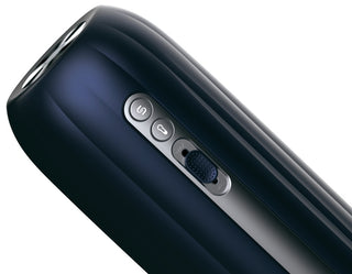 Närbild av en snygg, svart cylindrisk Hannes Neo Svakom med flera knappar på sidan, designad för interaktiv njutning.