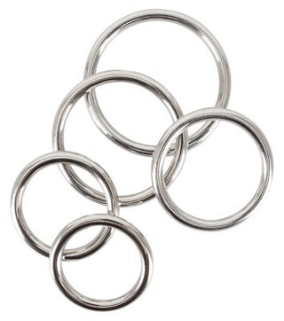Den slående Metall Penisringar har ett professionellt arrangemang av fem sammankopplade rostfria stålringar, elegant utställda på en orörd vit bakgrund.