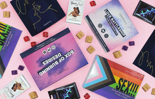 Bannerbild med parspel och erotiska kortlekar från OpenMity uppställda mot rosa bakgrund – inkluderar Box of Burning Desires, Love Battleship, SEX!!! och tärningar för sexiga utmaningar