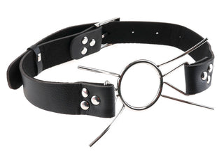 Metall Spider Gag har svart läder med metallring och justerbara spännremmar, perfekt för äventyrlig utforskning.
