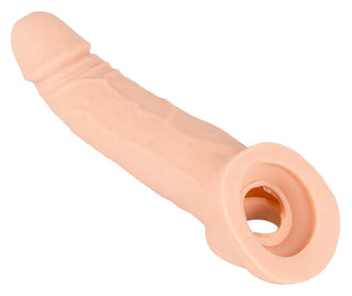 En beige, böjd silikondildo som heter "Penisförlängare - Nature Skin - Penis Sleeve" med en realistisk textur och säker sugbas.