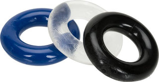 Tre penisringar - 3-pack föremål, med gummiringar i blått, klart och svart, överlappar varandra i rad på en vanlig bakgrund.