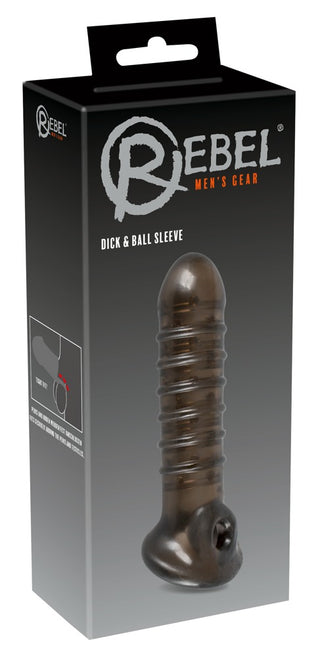 Rebel Mens Gear-leksaken är förpackad i svart och visar upp en texturerad bild och namnet på "Rebel Dick & Ball Penis Sleeve.