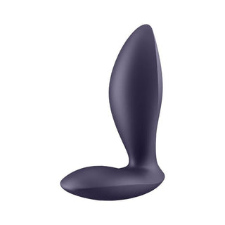 Satisfyer Power Buttplug Lila/APP är en snygg massageapparat i marinblått silikon, med en böjd design för en förbättrad upplevelse och anpassningsbara vibrationer.