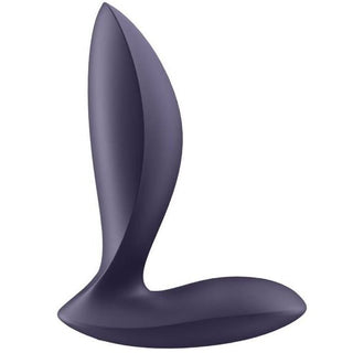 Satisfyer Power Buttplug Lila/APP är en mörklila, L-formad silikonenhet med släta, böjda linjer designade för förbättrad anal stimulering och har anpassningsbara vibrationsmönster för intensifierad njutning.