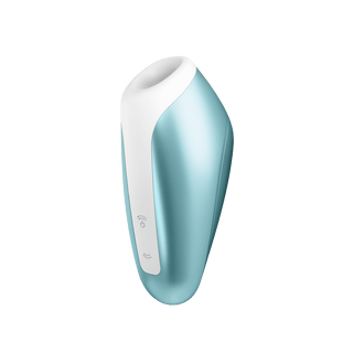 Blå och vit Satisfyer Love Breeze handhållen elektronisk enhet med framåtvända knappar.