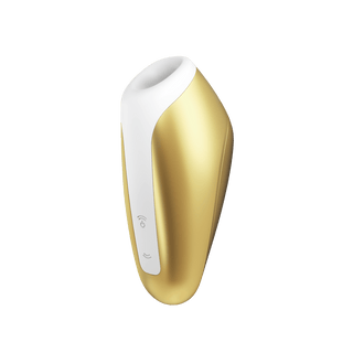 Satisfyer Love Breeze är en handhållen elektronisk enhet i guld och vitt med främre kontrollknappar.