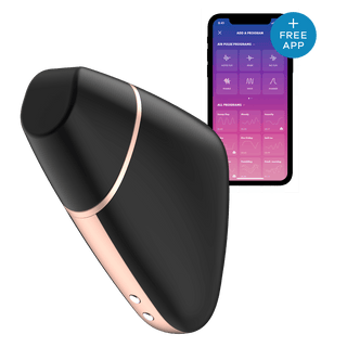 The Satisfyer Love Triangle - Lufttrycksvibrator i svart och guld lyser med sin logotyp, åtföljd av en smartphone som visar dess app-kontrollerade funktioner, och erbjuder oändliga möjligheter för intim utforskning.