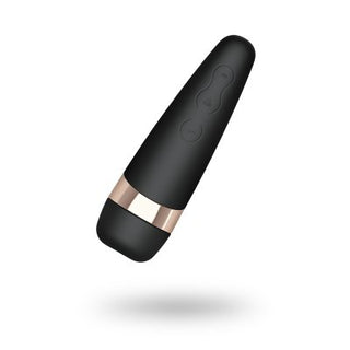 Satisfyer Pro 3+ personlig massageapparat, i elegant svart med guldaccenter, som visar upp revolutionerande tryckvågsstimulerande teknologi, svävar elegant mot en vit bakgrund.
