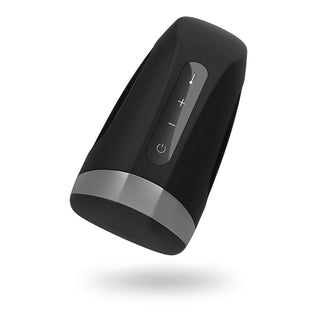 Den eleganta svarta bärbara högtalaren med silverbotten har ström- och volymknappar som ger ett uppslukande ljud mot en vit bakgrund. Den är idealisk för att skapa den perfekta atmosfären under en session med dina Satisfyer Men - Värmande Vibration.