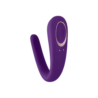 Satisfyer Double Classic är en lila, U-formad massageapparat med guldkant i ena änden, designad som en parvibrator för en förbättrad upplevelse.
