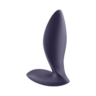 En snygg Satisfyer Power Buttplug Lila/APP i mörkblå silikon med bred bas och spetsig topp vilar elegant mot en vanlig vit bakgrund.